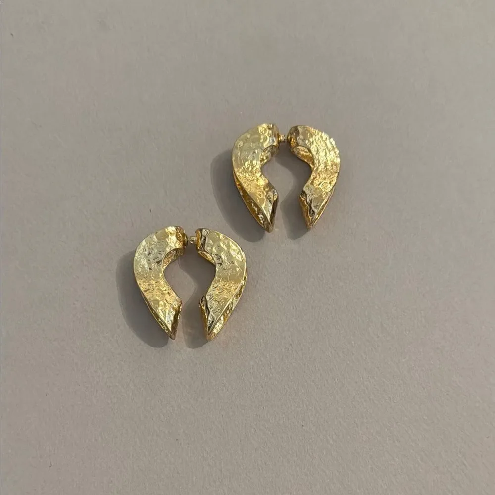 Elegant Gold Textured Earrings M470